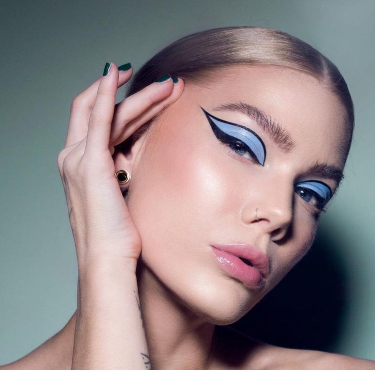 maquillage moderne en bleu et noir 