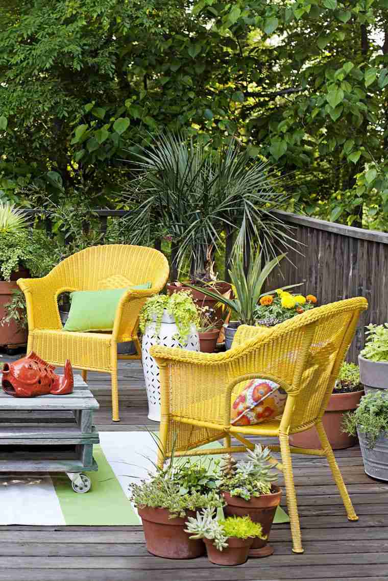 chaise jaune et plante
