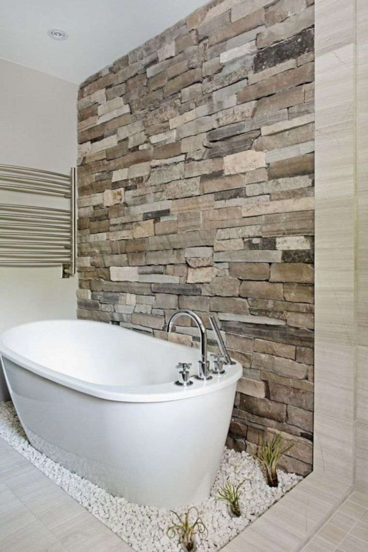 salle de bain avec mur en pierre 