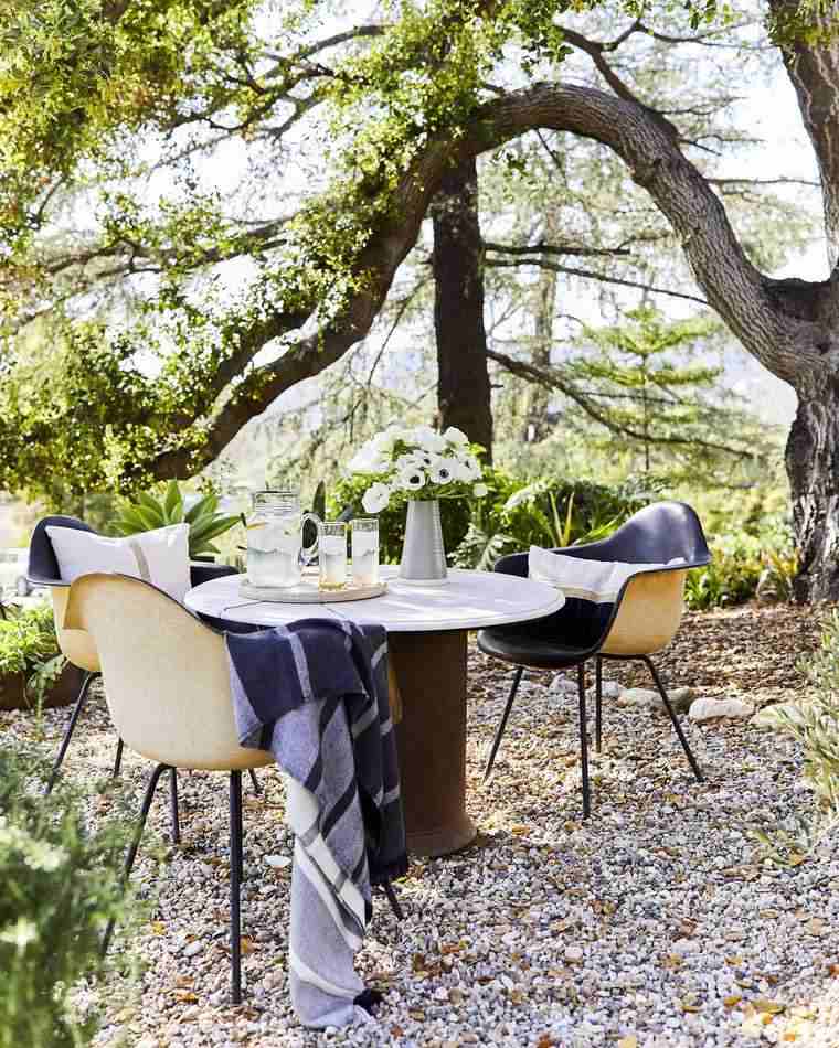 table de jardin ronde et chaises modernes