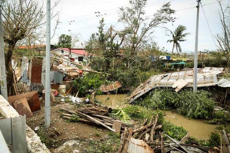 Philippines maisons détruites après typhon