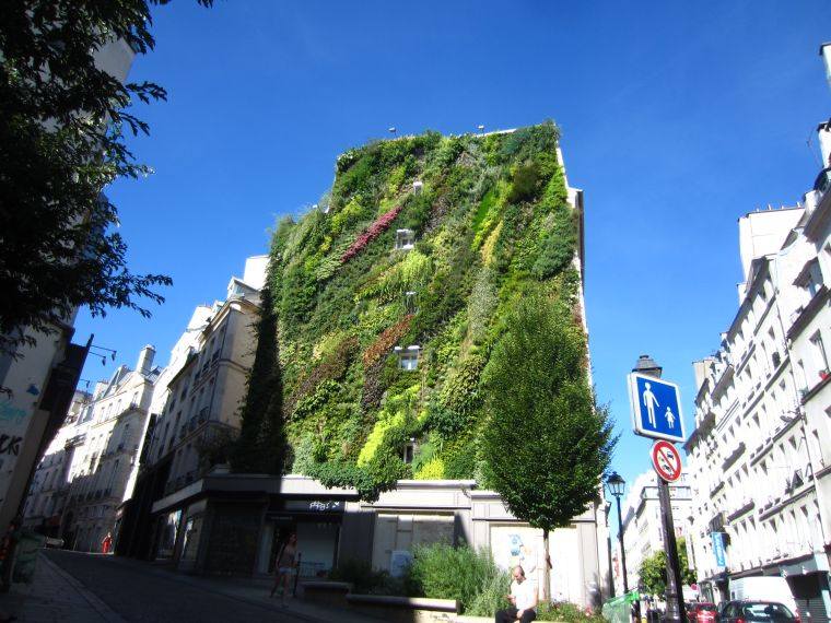 bâtiment vert élégant à Paris 