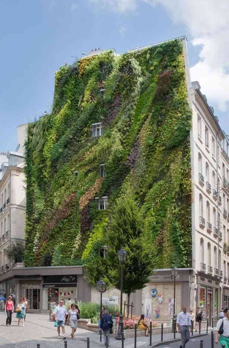 un bâtiment vert à Paris