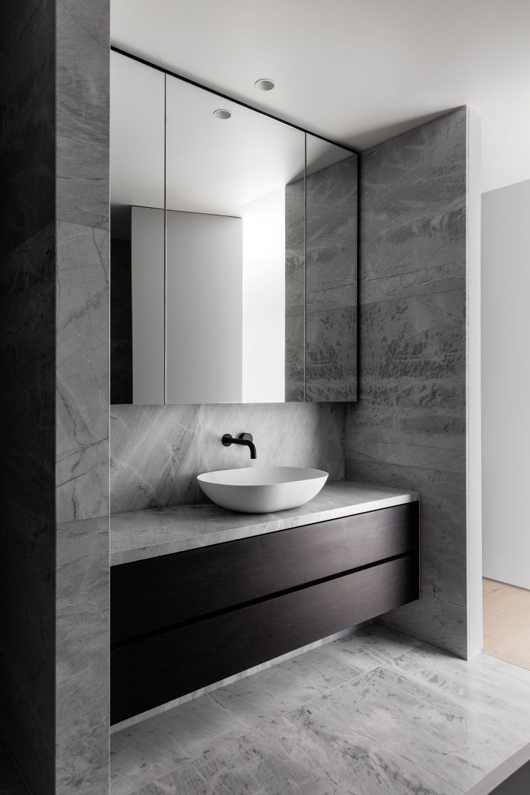 petite salle de bain avec déco marbre 