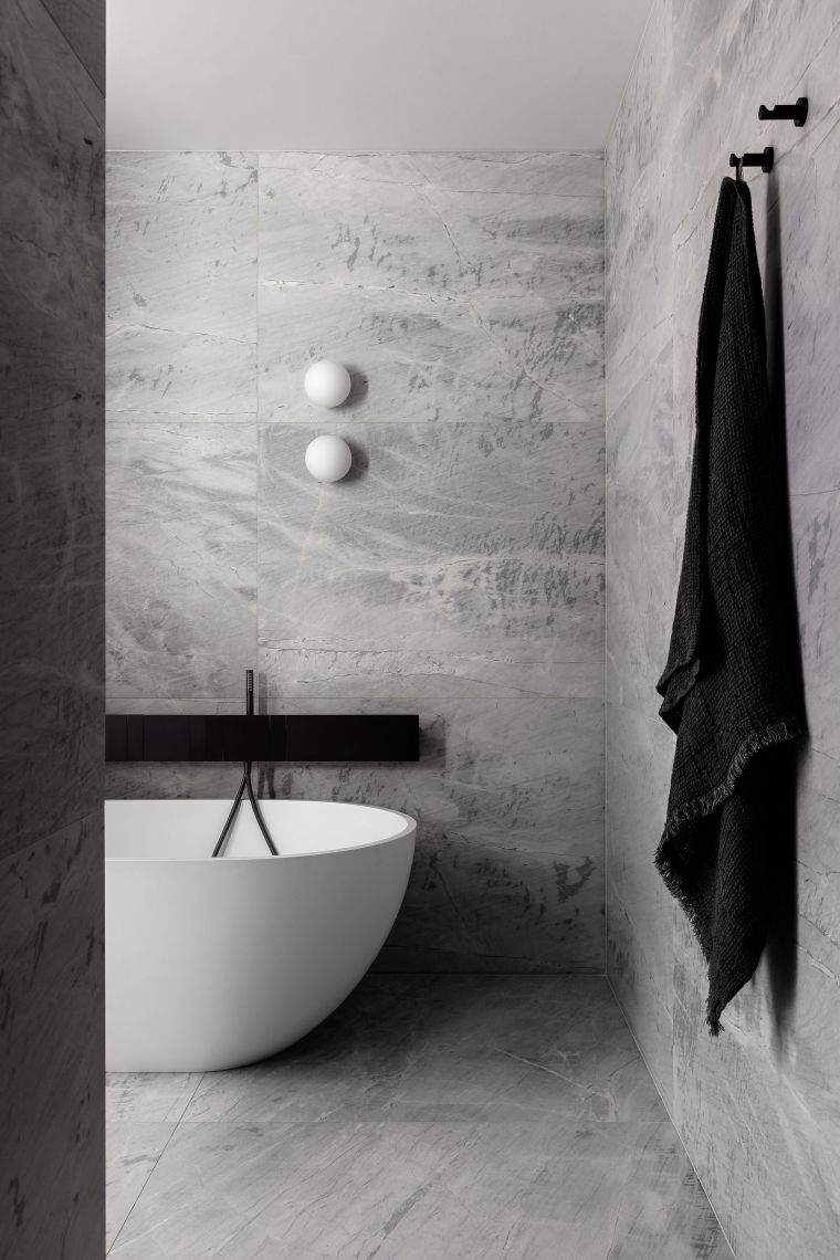 salle de bain moderne avec déco marbre 