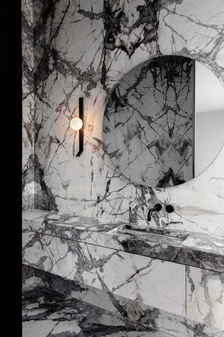 salle de bain design avec déco marbre 