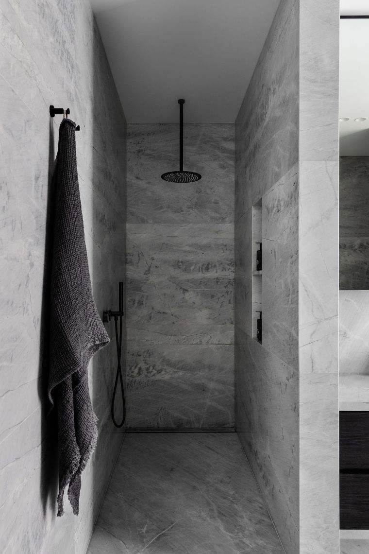 salle de bain en marbre avec douche 