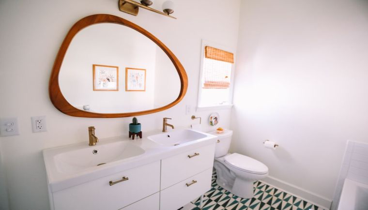 miroir pour salle de bain de forme asymétrique