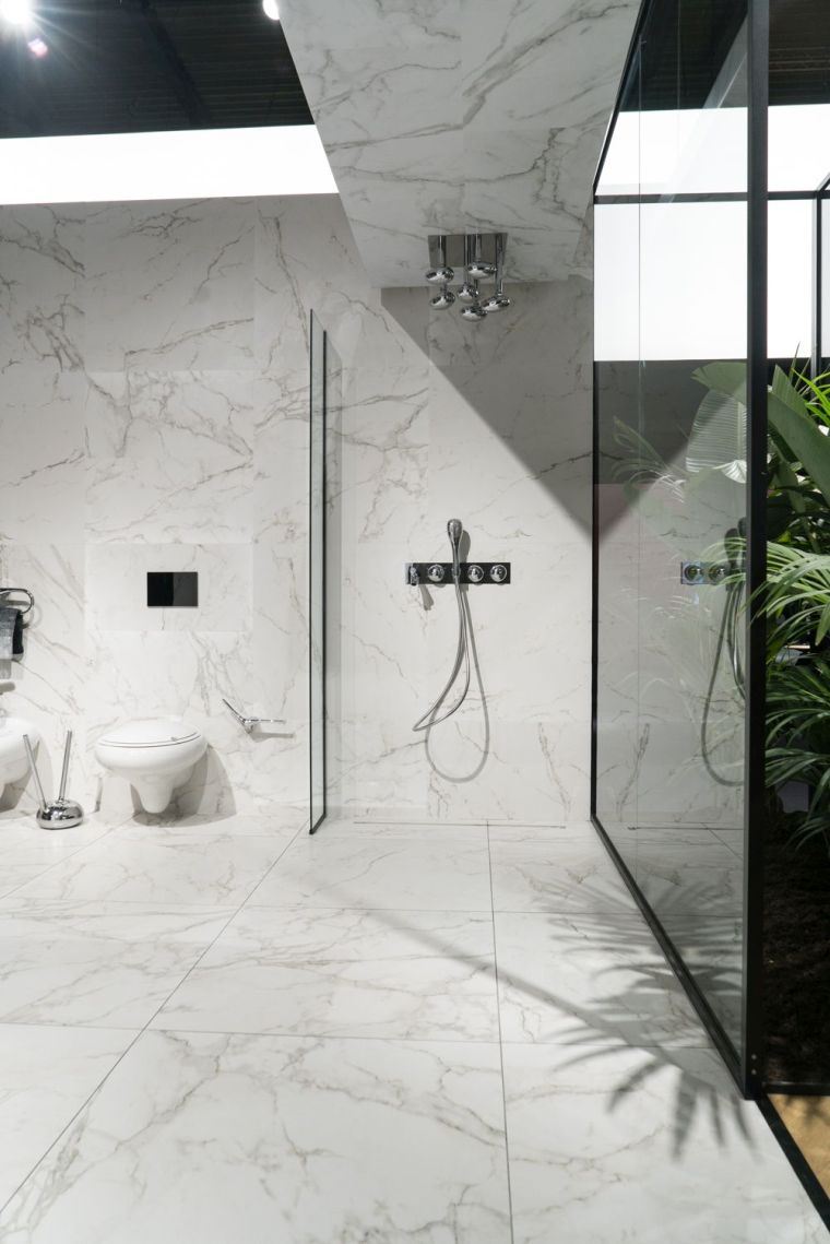 salle de bain moderne avec murs en marbre 