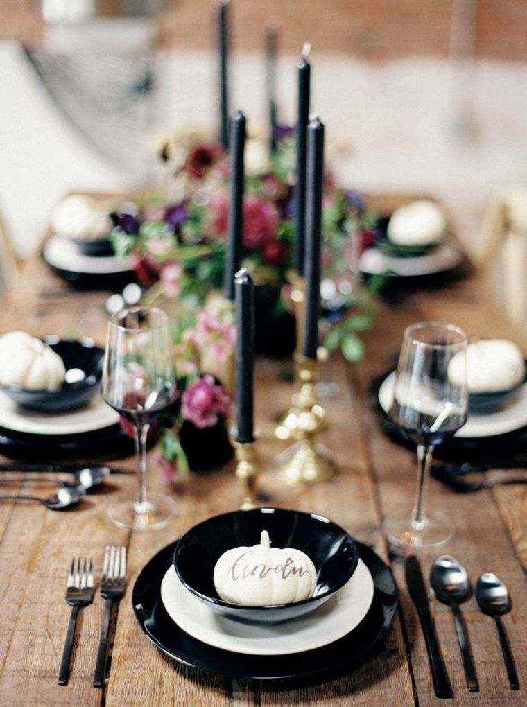 table avec assiettes noires