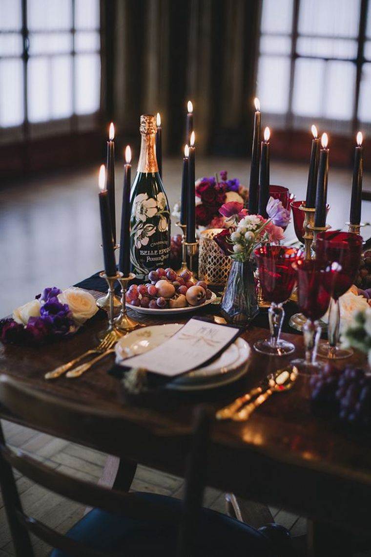 table avec déco en bougies 