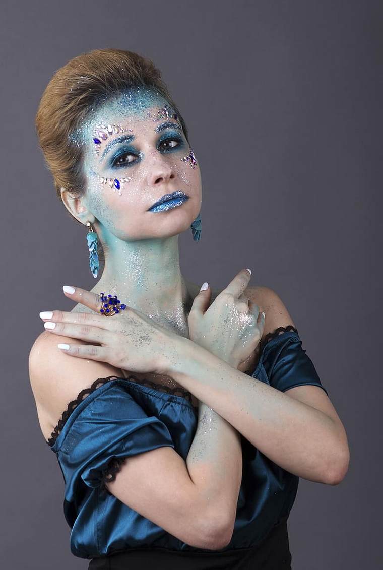 Maquillage Halloween femme bleu