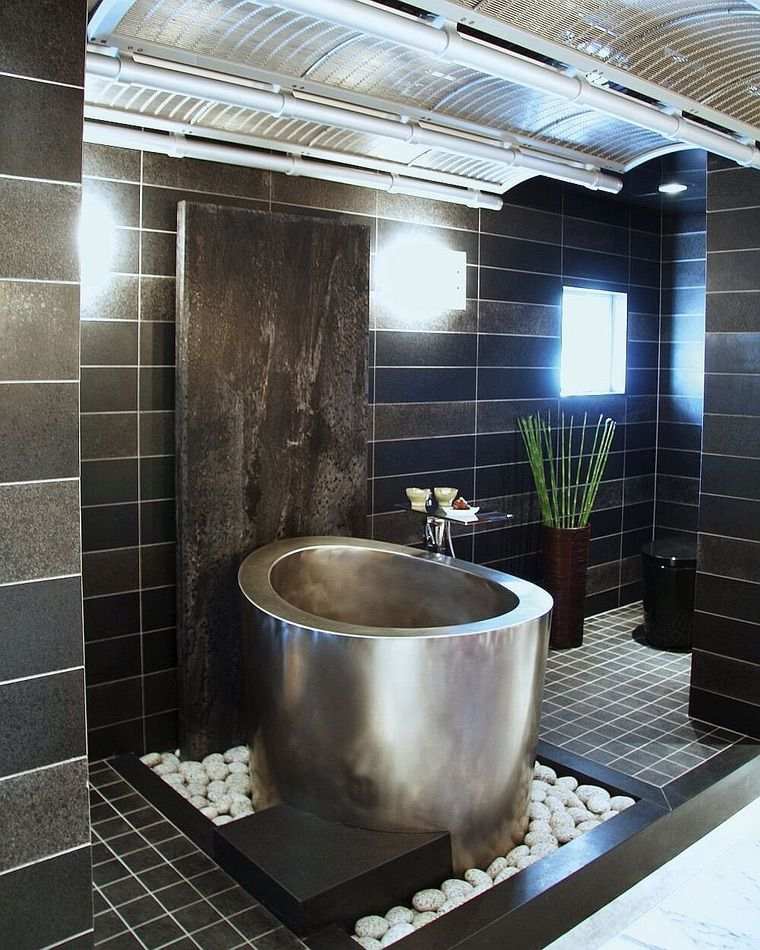 salle de bain avec baignoire en acier