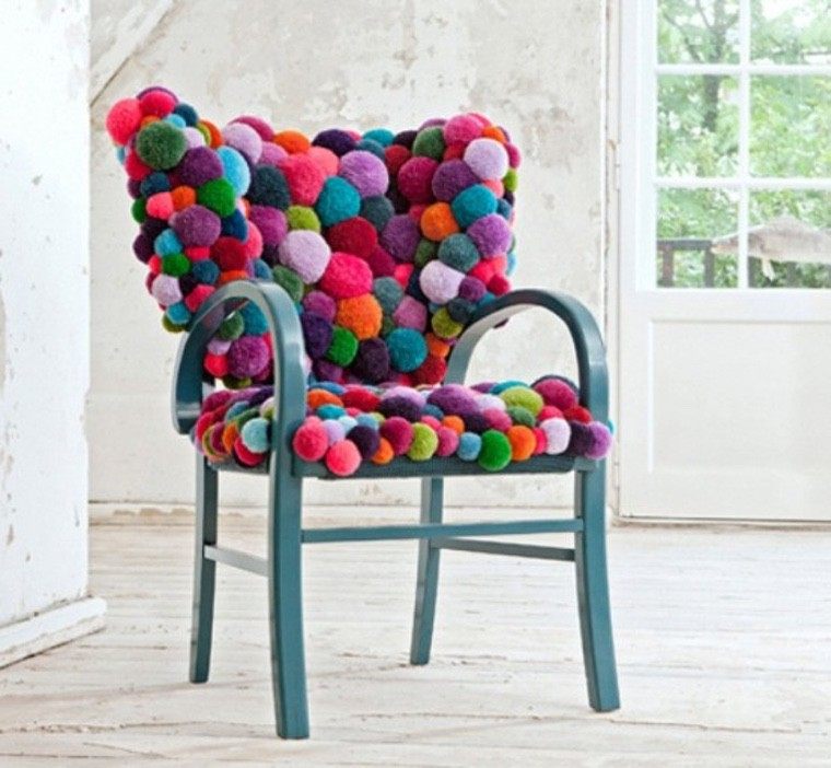 chaise décorée avec des pompons idées