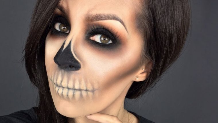 maquillage Halloween visage: squelette aux yeux fumés 