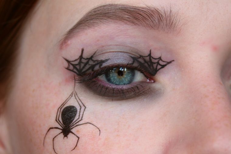 maquillage avec yeux d'araignée