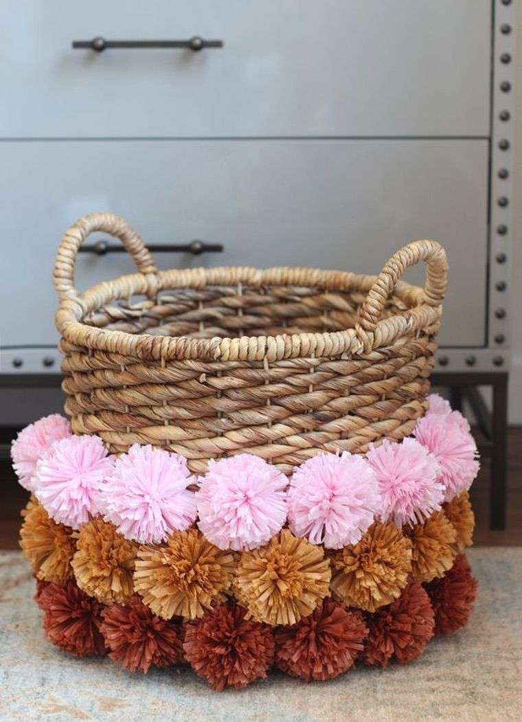 panier décoré avec des pompons roses