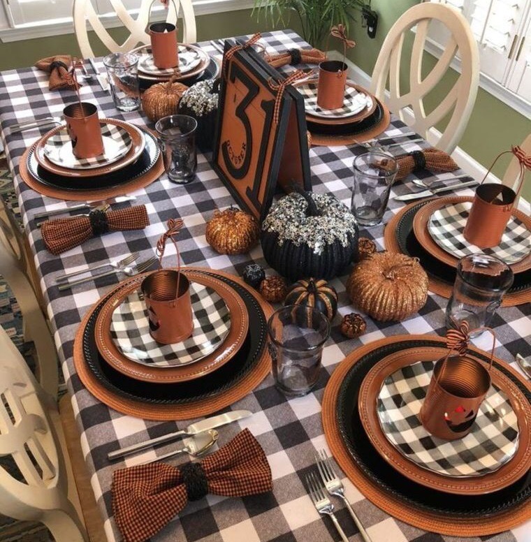 table avec décoration d’halloween