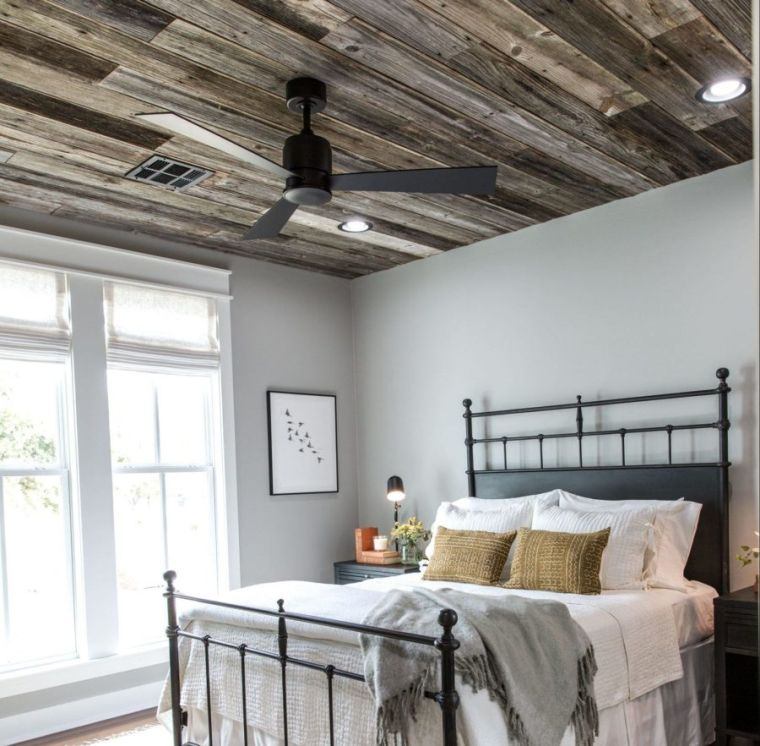 chambre de déco simple avec plafond bois
