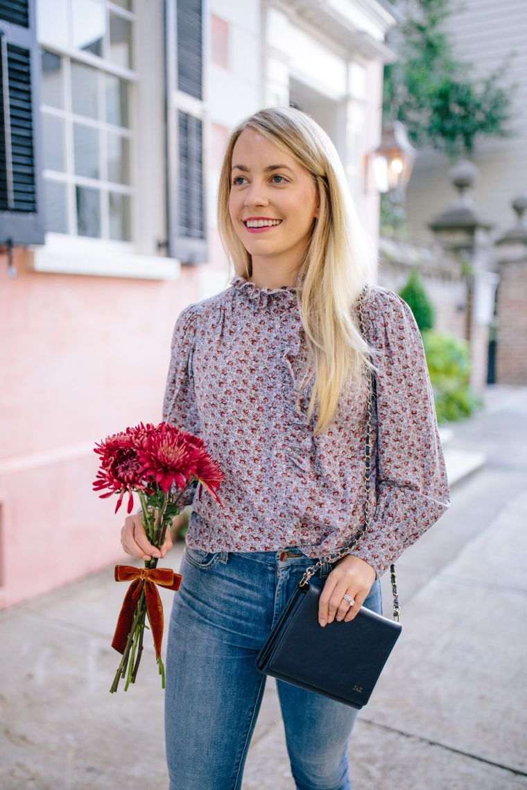 chemise florale portée avec un jeans en automne