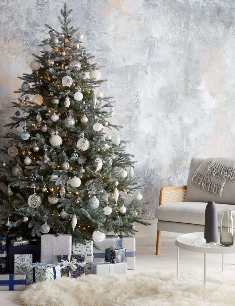 décoration de Noël intérieur avec beau sapin 