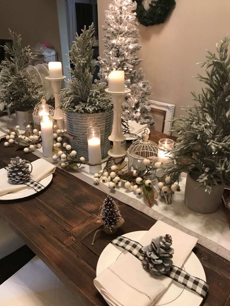 décoration de Noël table avec bougies 