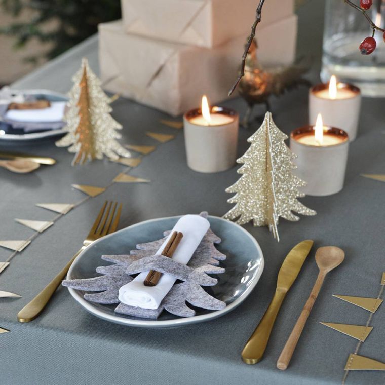 décoration de Noël table avec sapins 