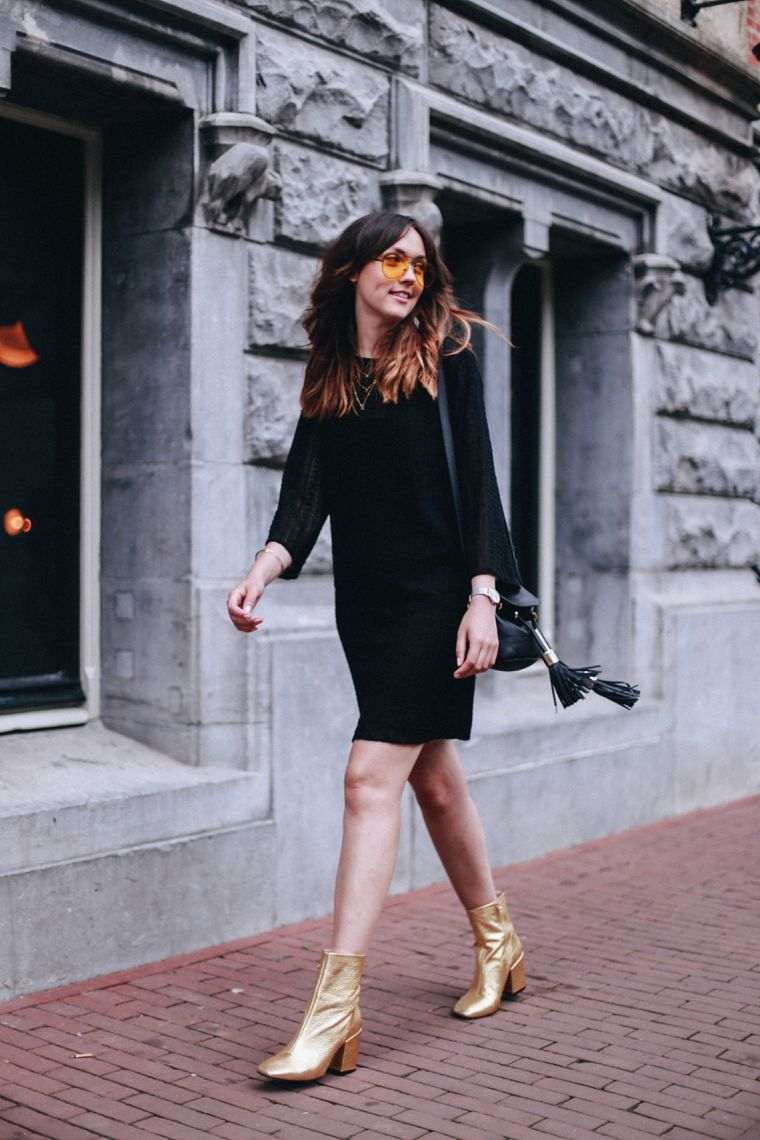 petite robe noire chic avec chaussues dorées 