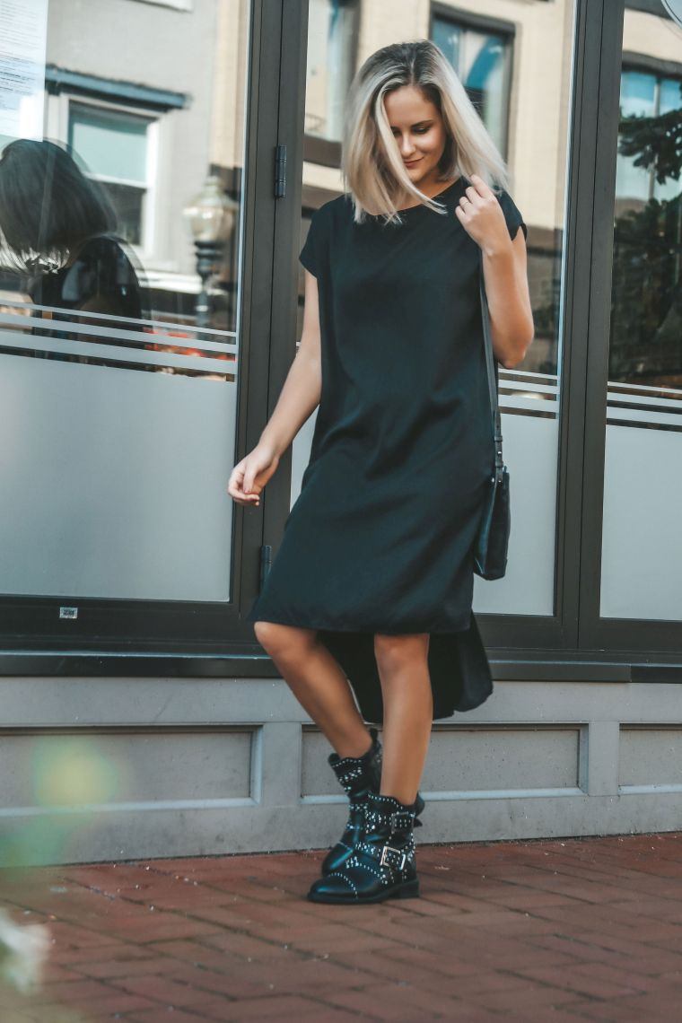 robe noire avec bottes 