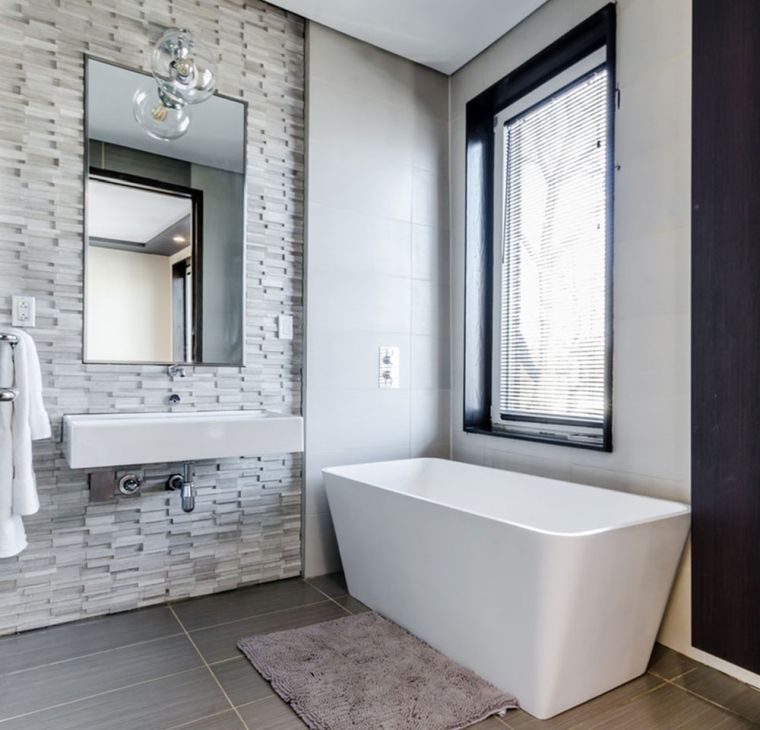 salle de bain avec sol gris 
