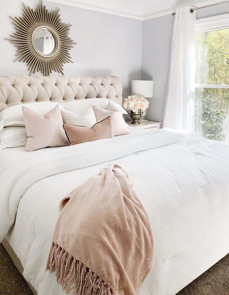 chambre à coucher de style féminin en couleurs pastelles 