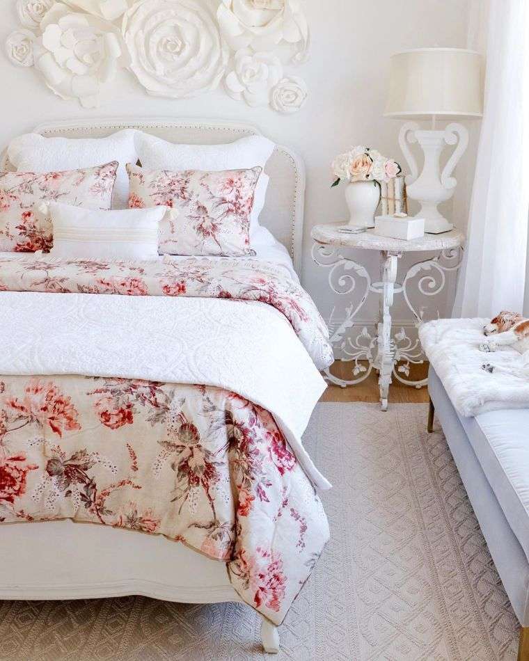 chambre à couche style féminin avec fleurs 