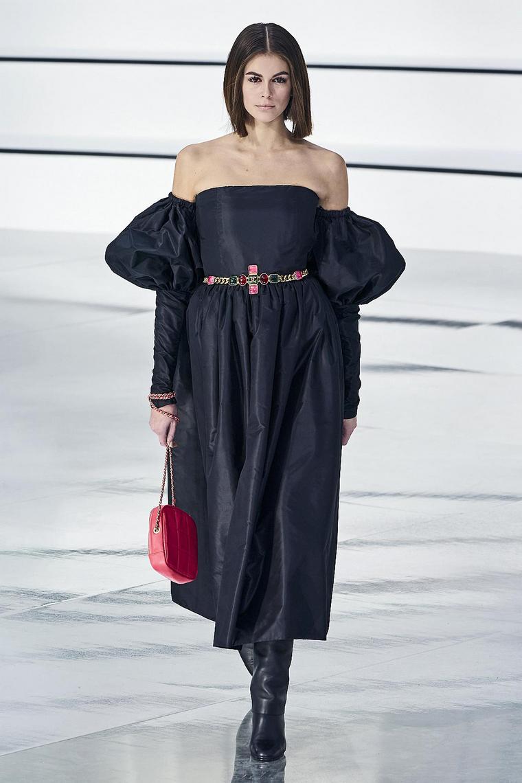 chanel robe noire sac rouge