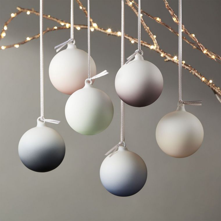 ornaments boules blanches branche lumineuse