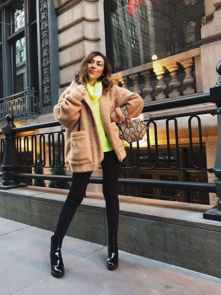style hiver femme avec pull jaune néon
