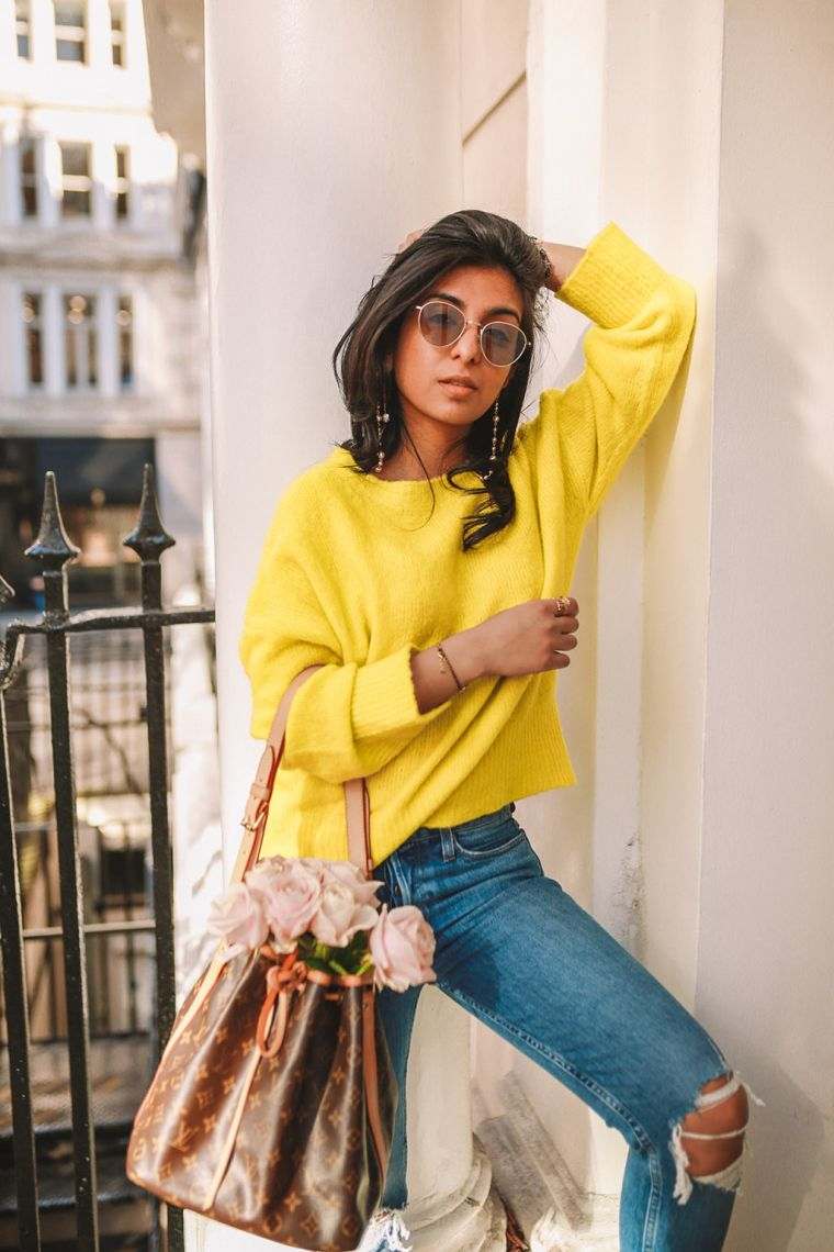 style hiver femme avec pull jaune 