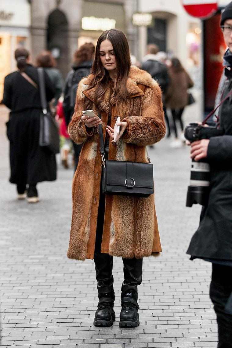 manteau femme style mode sac à main 