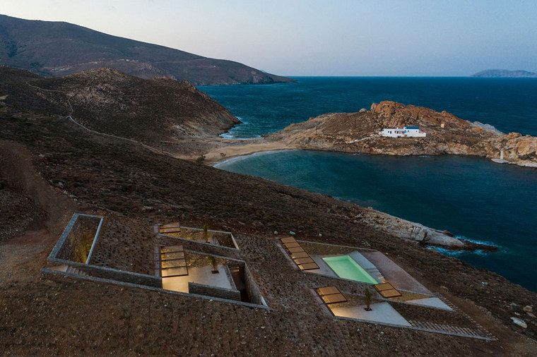 plage maison grece insérée falaise