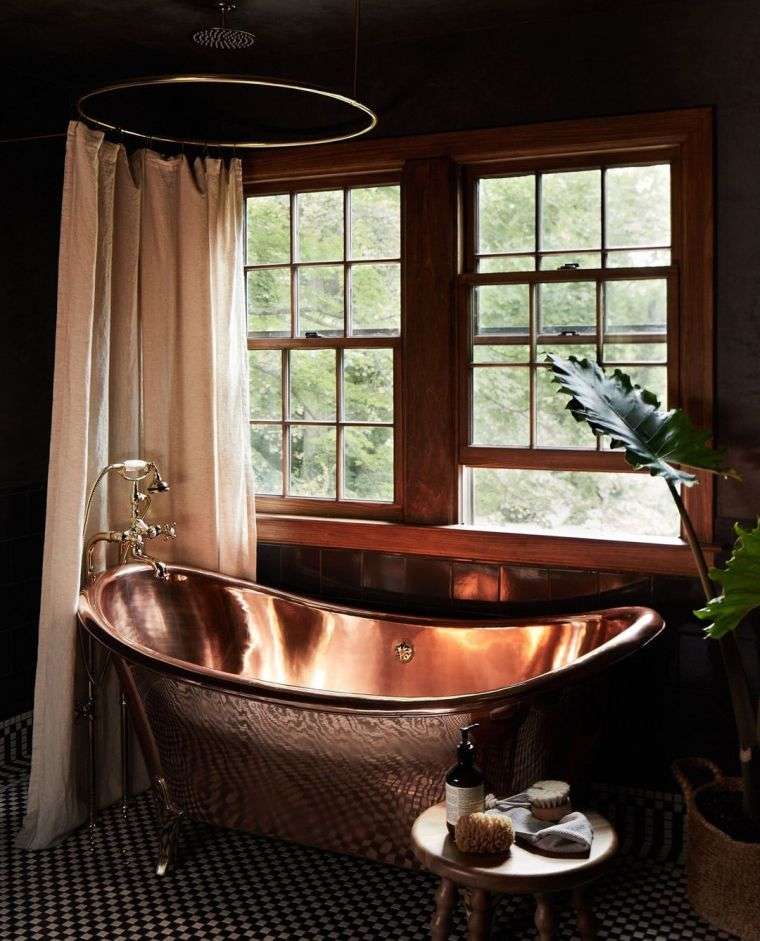 salle de bain avec baignoire en cuivre
