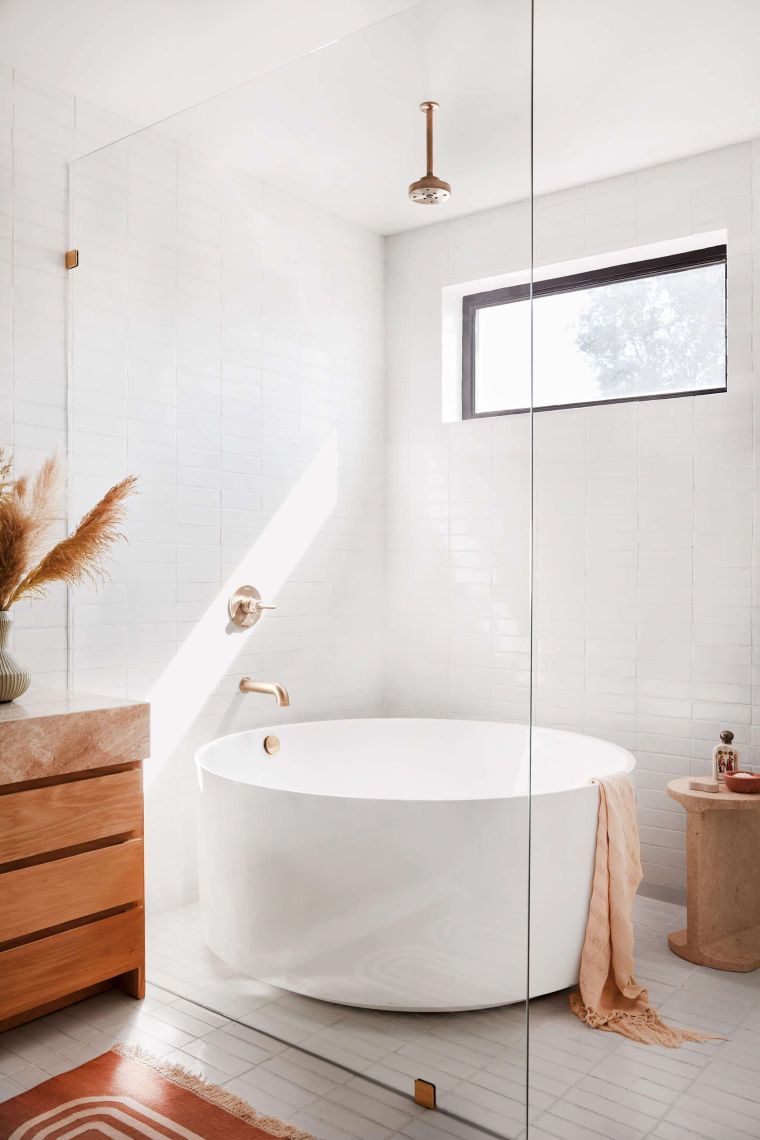 salle de bain design en blanc