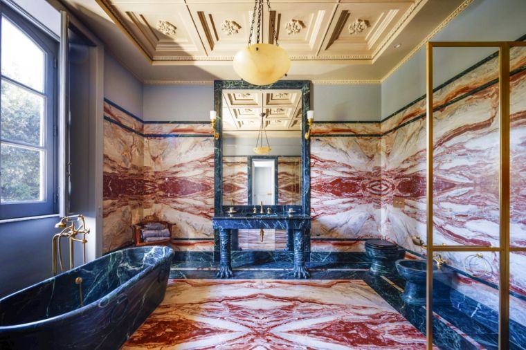 salle de bain luxe avec du marbre