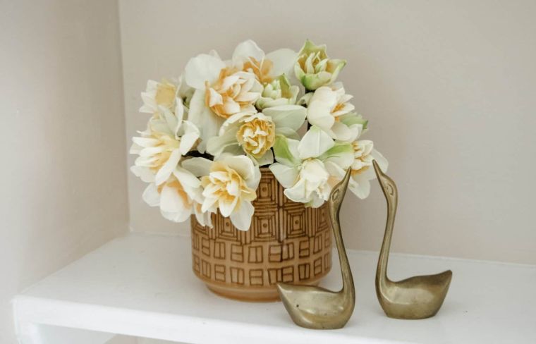 arrangement floral avec déco jonquilles 
