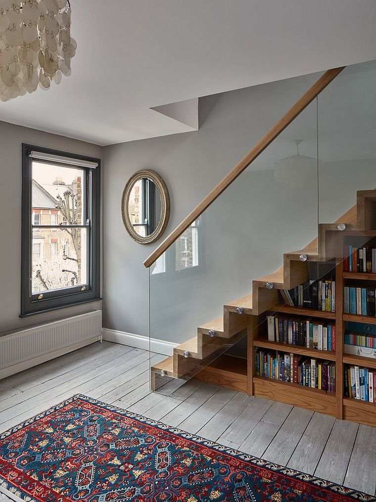 bibliothèque idée aménagement espace sous escaliers