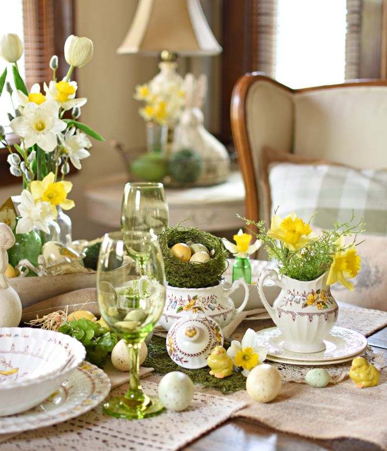 centre de table avec fleurs et oeufs 