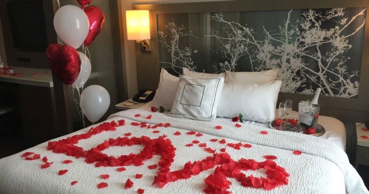 déco de lit avec pétales de roses 