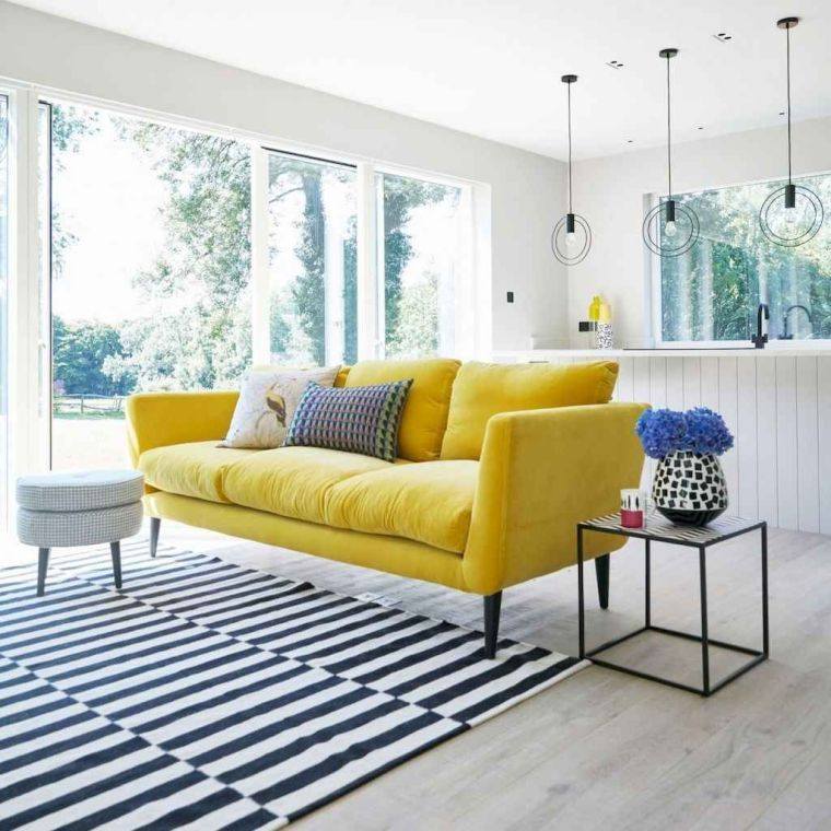 décoration contemporaine de salon avec canapé jaune