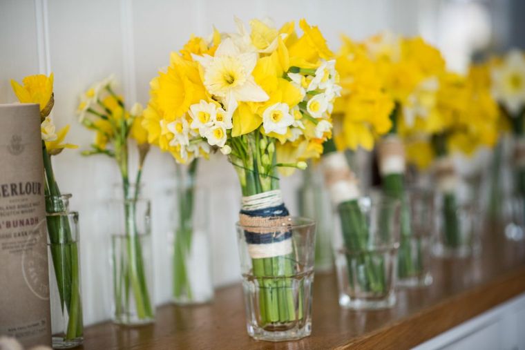 déco de table avec fleurs jaunes 