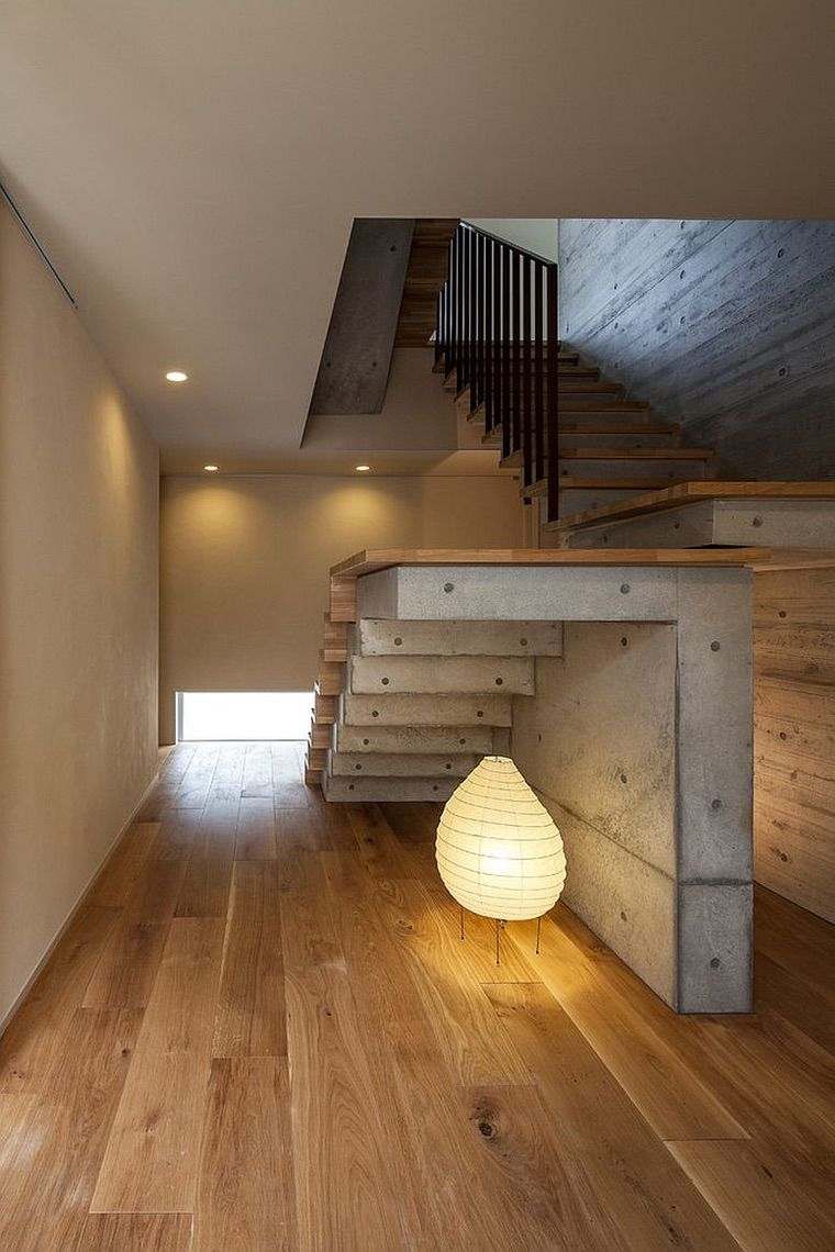 espace sous escaliers lampe