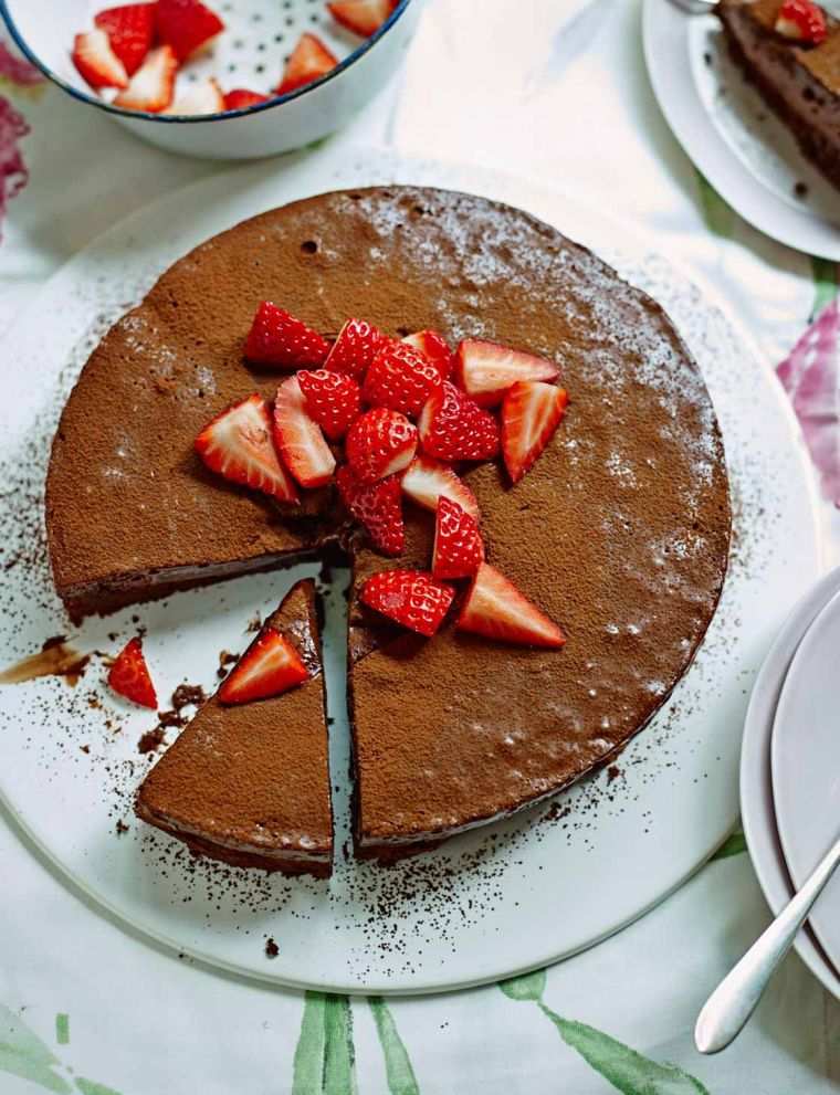 gâteau de Saint Valentn aux mousse avec fraises 