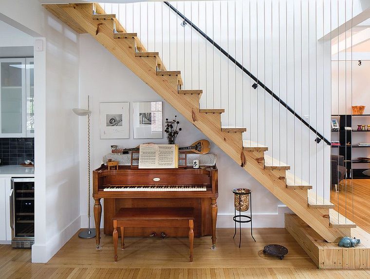piano installé sous les escaliers d'une maison moderne